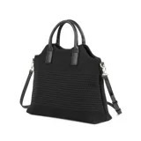 Cartera tipo shopper color negro, confeccionada en poliéster con diseño tejido. Tiene acceso con cierre, herrajes dorados, correa regulable extraíble y doble asa de mano. El interior está forrado en tela de algodón y poliéster y cuenta con un bolsillo con cierre y dos abiertos.