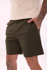 Bermuda verde militar de lino con cordón ajustable en la cintura.