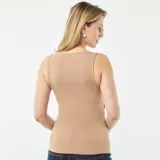 Camiseta sin mangas color beige con escote cruzado, ideal para lactancia.