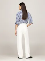 Jean de talle alto, color blanco, con pierna recta y estilo de cinco bolsillos, confeccionado en tejido de denim rígido.