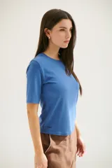 Remera celeste de corte recto y mangas cortas.