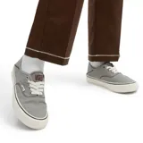 Championes Vans Authentic VR3 SF color gris con cordones blancos y suela de goma color crema con línea negra.