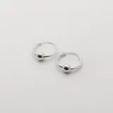 Par de aros tipo argolla de plata 925 con bolita decorativa.