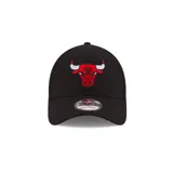 Gorra negra con logo bordado de los Chicago Bulls en rojo y blanco.