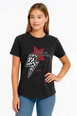 Remera negra de algodón con estampado de una estrella roja y un rayo con diseño abstracto.