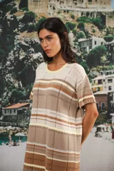 Vestido largo de tejido calado con rayas horizontales en color crudo, azul marino y rojo. Tiene tajo lateral y logo bordado en la manga.