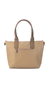 Cartera de mano color beige con divisiones y detalles en marrón y blanco. Tiene correa corta, correa larga ajustable, bolsillo trasero y bolsillos internos.