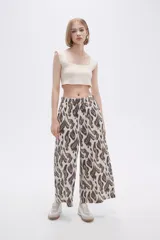 Pantalón palazzo estampado con cintura elastizada.