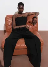 Top strapless negro con cuerpo fruncido y bajo abullonado.