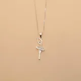 Conjunto de collar y dije de bailarina en plata 925 con incrustaciones de circonias.
