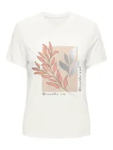 Camiseta blanca de corte clásico con estampado de hojas color rosa y plateado sobre un cuadrado color piel. Incluye las frases "Breathe in" y "Breathe out".