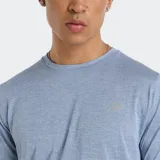 Remera celeste de corte clásico, mangas cortas y logo de New Balance estampado en el pecho.