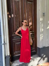 Vestido largo azul marino de viscosa, con tirantes finos y escote en V.