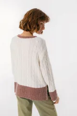Sweater color camel con tejido de trenzas y terminaciones en color beige.