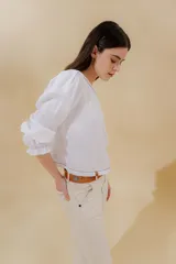 Blusa color beige de lino 100% con mangas balloon y detalle de tablón en el hombro. Tiene mangas largas con detalle de 2 pespuntes elásticos en contratono, el recurso del elástico es ideal para remangarse la manga generar más volumen. Calce recto, largo por arriba de la cadera.