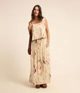 Blusa sin mangas confeccionada en viscosa y lino, con escote cuadrado, estampado de hojas y botones laterales.