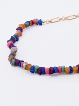 Collar corto dorado con cadena de eslabones y piedras de colores.