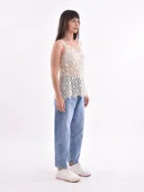 Musculosa de crochet color crudo con diseño floral calado.