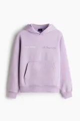 Buzo canguro lila con capucha, corte holgado, hombros caídos, bolsillo delantero y puños y bajo acanalados. Estampado con la frase "Paris, France" y "Le Triangle d'Or".