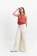Blusa sin mangas color ladrillo, con cuello halter y elástico en el cuello y la cintura.