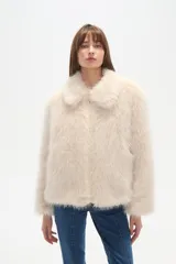 Campera de abrigo color beige claro, con textura de pelo largo y suave, cuello solapa y cierre frontal.