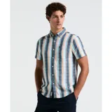 Camisa de manga corta con cuello abotonado y bolsillo en el pecho. Diseño a rayas verticales en tonos azul, naranja y blanco.