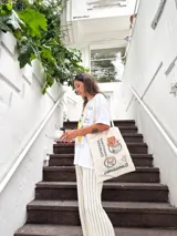 Bolso tote color beige con estampado de tazas de café y la palabra "croissants".