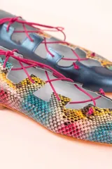 Bailarinas combinadas en python y napa, con cordones y detalle de flores.