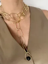 Cadena de bronce hecha a mano, con eslabones grandes que permite usarla larga o doble vuelta.