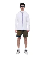 Short de denim color marrón con efecto marmolado, tiro medio, calce relajado y largo medio sobre la rodilla.