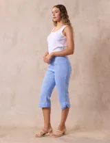 Pantalón capri de algodón a rayas azules y blancas, marca Ruby Rd. Con bolsillos simulados en la parte delantera y bolsillos aplicados en la parte trasera. Pretina ancha elastizada, corte recto y terminación de ruedo desflecado.
