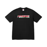 Camiseta negra de corte estándar con estampado frontal de la marca Supreme en letras rojas sobre un fondo de camuflaje gris, verde y blanco.