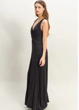 Mono largo negro con escote en V y detalle de nudo en el centro del busto.