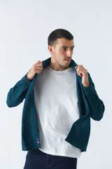 Camisa de viyela roja y azul marino a cuadros, corte slim, con logo bordado, bolsillos con botón y manga larga.