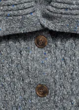 Cárdigan gris de tejido de punto grueso con diseño trenzado, cuello camisero, cierre frontal con botones y terminaciones acanaladas.