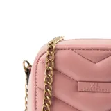 Bandolera mini color rosa de símil cuero acolchado con diseño de líneas horizontales. Tiene correa regulable con herrajes dorados, cierre superior y un bolsillo interno con cierre.