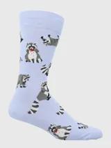 Calcetines largos de algodón color celeste claro con estampado repetitivo de mapaches en diversas poses, algunos con detalles rojos en el pecho.