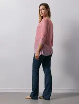 Blusa de modal estampada marca Ruby Rd, con apliques de brillos en el frente y mangas tres cuartos.