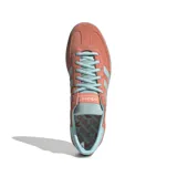 Championes Adidas Handball Spezial, color salmón con detalles en celeste.