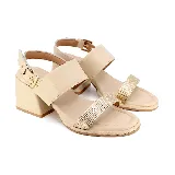 Sandalia de cuero color beige con taco cuadrado y tira delantera tejida color dorado.