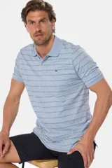 Remera polo celeste con rayado multicolor y logo bordado en el pecho.