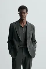 Blazer regular fit confeccionado en tejido con 17% de lana. Cuello con solapas de muesca. Manga larga acabada en puño con detalle de botones. Bolsillo de vivo en pecho y de solapa en cadera. Detalle bolsillo interior. Bajo con aberturas en espalda. Cierre frontal con botones.