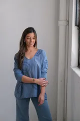Remera celeste con cuello en V, manga larga y estampado con diseño de rombos en el frente.