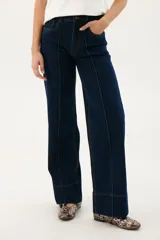 Pantalón de jean azul oscuro, de corte recto y tiro alto, con bolsillos delanteros y traseros.
