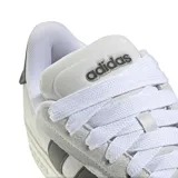 Championes Adidas Grand Court Alpha blancos con las tres tiras laterales en negro. Confeccionados en cuero sintético con forro interior suave, entresuela Cloudfoam y suela de goma.