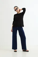 Sweater color camel de tejido de punto con escote en V y detalle de crochet en el borde. De manga larga y corte recto.