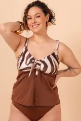 Tankini marrón con estampado animal print, breteles regulables y nudo ajustable en el escote.