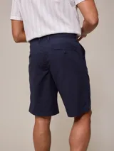 Bermuda de algodón y lino color beige, corte chino.