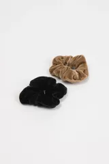 Pack de dos scrunchies de terciopelo, uno color negro y otro color marrón claro.