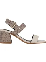 Sandalias de tacón Calvin Klein color beige con estampado del logo de la marca. Tiras de cuero sintético color crema y ajuste con hebilla.